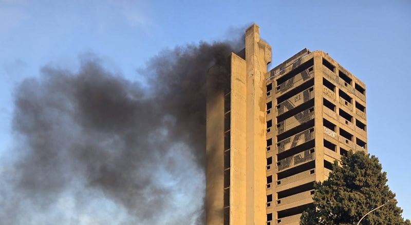 ΒΙΝΤΕΟ: Πυρκαγιά σε εγκαταλελειμμένη πολυκατοικία στη Λεμεσό