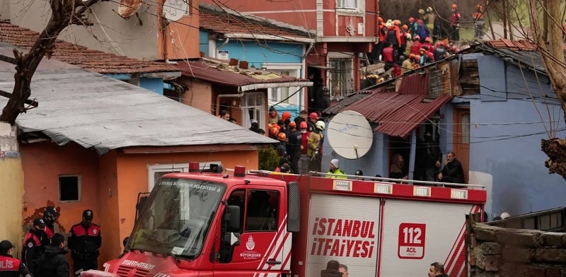 Ένας νεκρός από την κατάρρευση κτηρίων στην Κωνσταντινούπολη (ΒΙΝΤΕΟ)