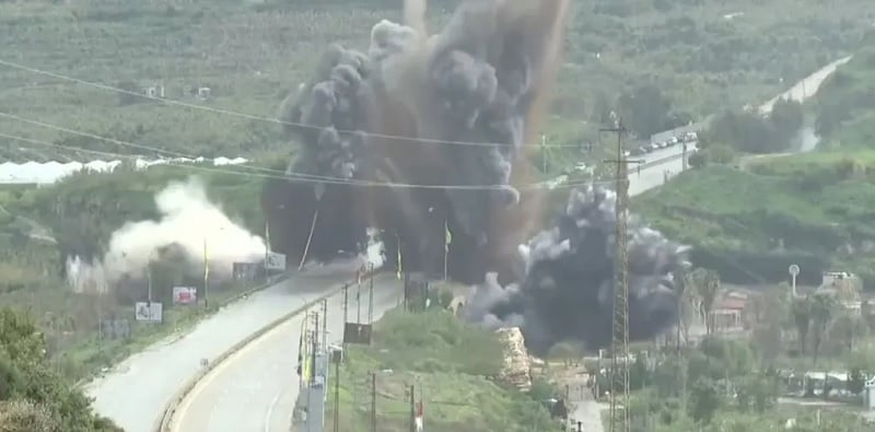 Η στιγμή της ανατίναξης της γέφυρας Κασμίγια από το Ισραήλ (ΒΙΝΤΕΟ)