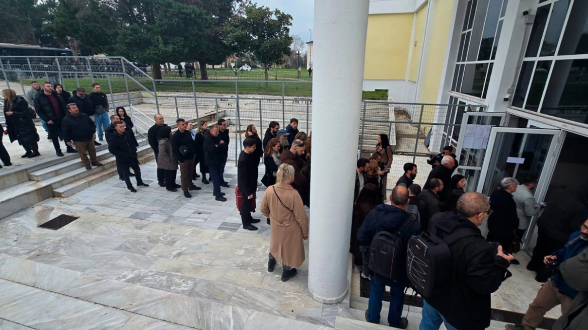 Τέμπη: Στον χώρο της δίκης οι συγγενείς των θυμάτων (ΒΙΝΤΕΟ)