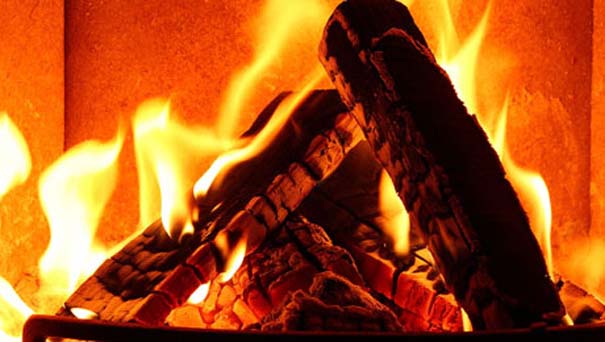 Τερσεφάνου: Πυρκαγιά σε διαμέρισμα – Άναψαν φωτιά με ξύλα στο μπαλκόνι