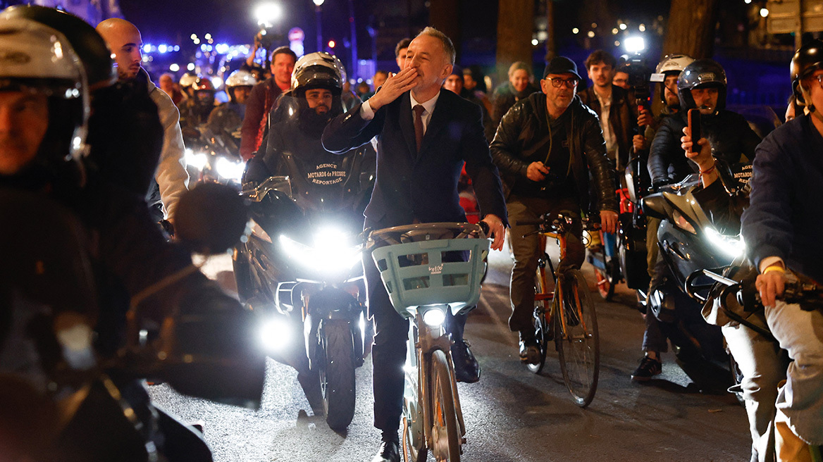 Ο Εμανουέλ Γκρεγκουάρ νέος δήμαρχος Παρισιού -Πήγε στο δημαρχείο με ποδήλατο