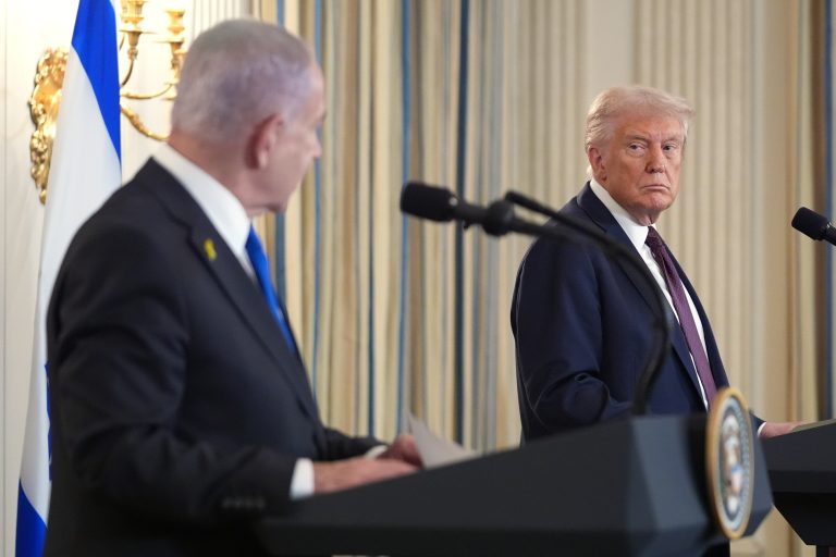 Ο Τραμπ μιλά για διαπραγματεύσεις αλλά τον διαψεύδει το Ιράν