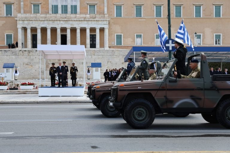 Πλήθος κόσμου στο Σύνταγμα για τη μεγαλειώδη στρατιωτική παρέλαση
