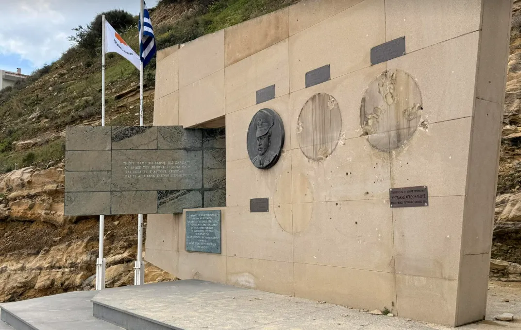 Χειροπέδες σε 36χρονο που προσπάθησε να πουλήσει προτομή ήρωα -Τι ισχυρίζεται