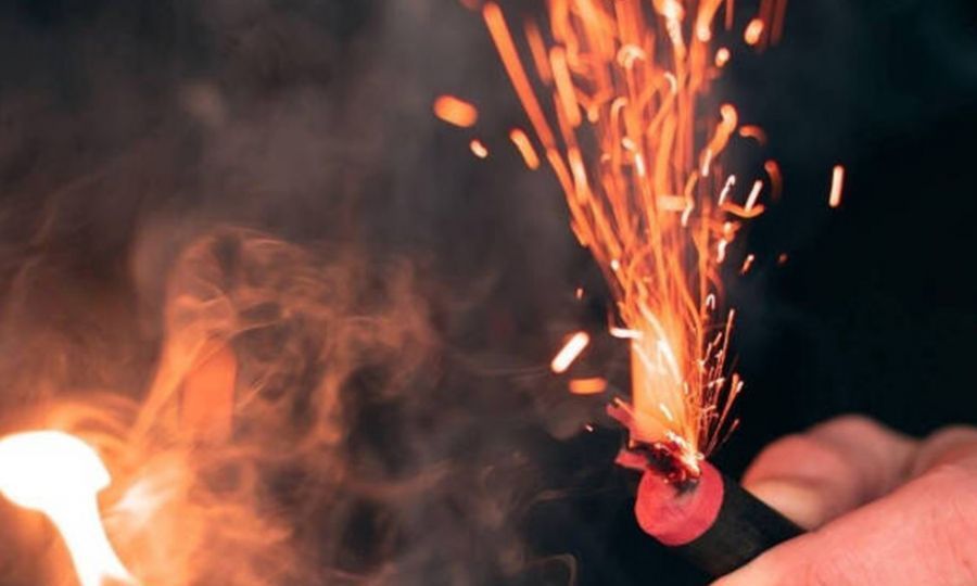 Πυροβολούσε στον αέρα και απειλούσε νεαρούς που πετούσαν κροτίδες σε εκκλησία