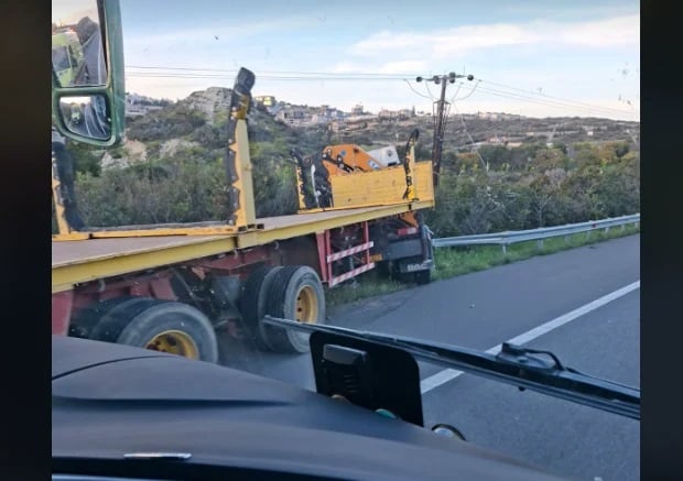 Κλειστές οι δύο λωρίδες στον αυτοκινητόδρομο για  μετακίνηση του φορτηγού