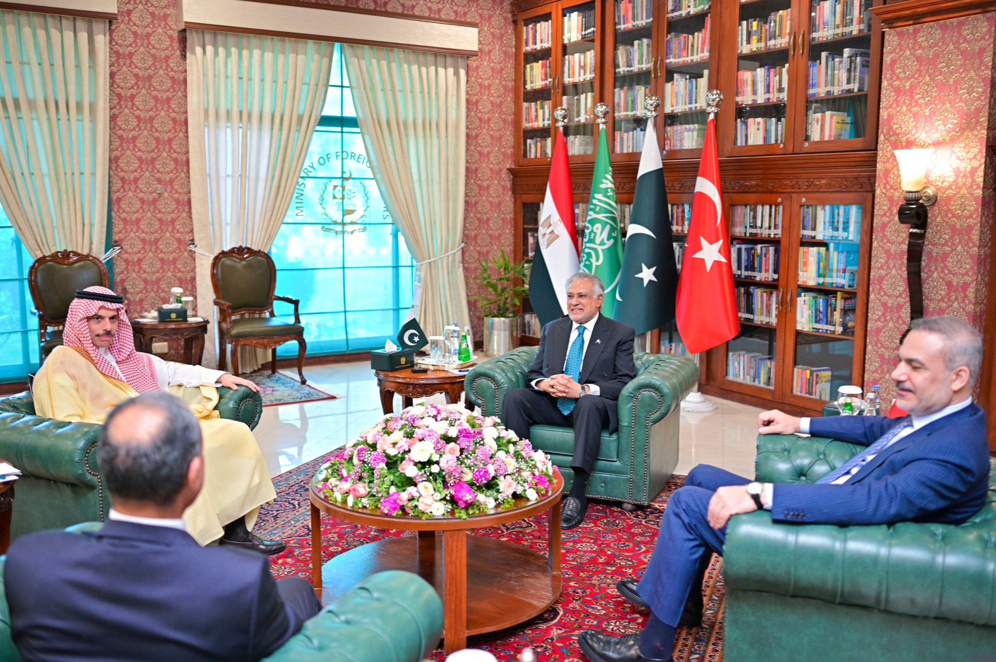 Το Πακιστάν φιλοξένησε συνομιλίες με Τουρκία, Αίγυπτο και ΣΑ για Ορμούζ