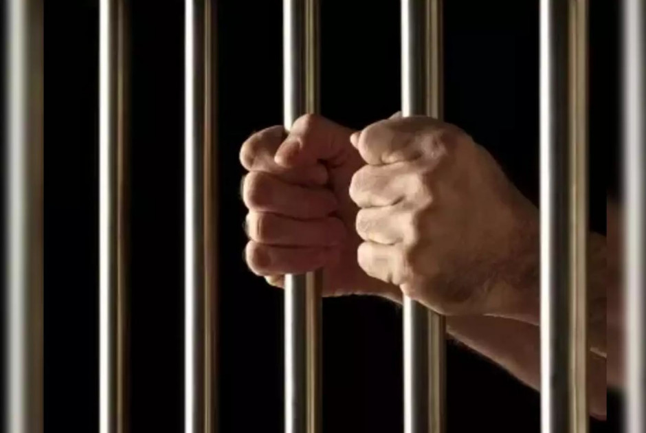 &Sigma;&tau;&omicron; &kappa;&epsilon;&lambda;ί &gamma;&iota;&alpha; 2 &chi;&rho;ό&nu;&iota;&alpha; 19&chi;&rho;&omicron;&nu;&omicron;&sigmaf; - &Sigma;&upsilon;&mu;&mu;&epsilon;&tau;&epsilon;ί&chi;&epsilon; &sigma;&epsilon; &lambda;&eta;&sigma;&tau;&epsilon;ί&alpha; &pi;&epsilon;&rho;&iota;&pi;&tau;έ&rho;&omicron;&upsilon; &sigma;&tau;&eta;&nu; &Lambda;ά&rho;&nu;&alpha;&kappa;&alpha;