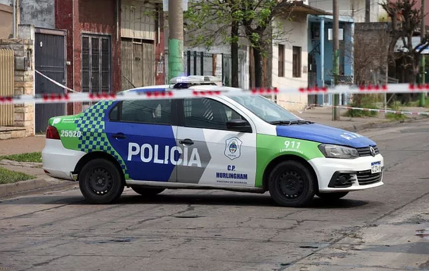 &Alpha;&rho;&gamma;&epsilon;&nu;&tau;&iota;&nu;ή: 13&chi;&rho;&omicron;&nu;&omicron;&sigmaf; &mu;&alpha;&theta;&eta;&tau;ή&sigmaf; &nu;&epsilon;&kappa;&rho;ό&sigmaf; 8 &tau;&rho;&alpha;&upsilon;&mu;&alpha;&tau;ί&epsilon;&sigmaf; &alpha