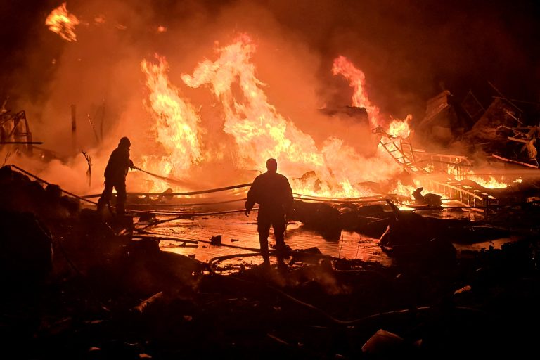 &Tau;&omicron; &Iota;&rho;ά&nu; &sigma;&upsilon;&nu;&epsilon;&chi;ί&zeta;&epsilon;&iota; &tau;&alpha; &pi;&lambda;ή&gamma;&mu;&alpha;&tau;&alpha;, &pi;&alpha;&rho;ά &tau;&iota;&sigmaf; &alpha;&pi;&epsilon;&iota;&lambda;έ&sigmaf; &tau;&omicron;&upsilon; &Tau;&rho;&alpha;&mu;&pi;