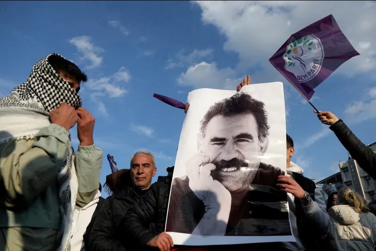 &Tau;&omicron;&upsilon;&rho;&kappa;ί&alpha;-&Omicron;&tau;&zeta;&alpha;&lambda;ά&nu;: &laquo;&Tau;έ&lambda;&omicron;&sigmaf; &eta; έ&nu;&omicron;&pi;&lambda;&eta; &pi;ά&lambda;&eta;, &sigma;&tau;ό&chi;&omicron;&sigmaf; &mu;&iota;&alpha; &delta;&eta;&mu;&omicron;&kappa;&rho;&alpha;&tau;&iota;&kappa;ή &Delta;&eta;&mu;&omicron;&kappa;&rho;&alpha;&tau;ί&alpha;&raquo;