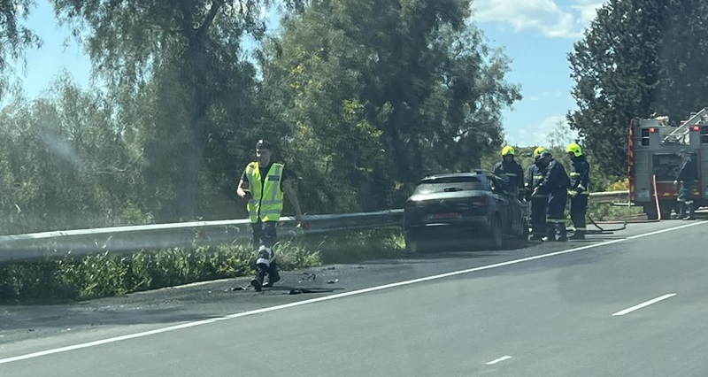 ΦΩΤΟ: Στις φλόγες όχημα στο ύψος της Ριζοελιάς - Στο σημείο Πυροσβεστική