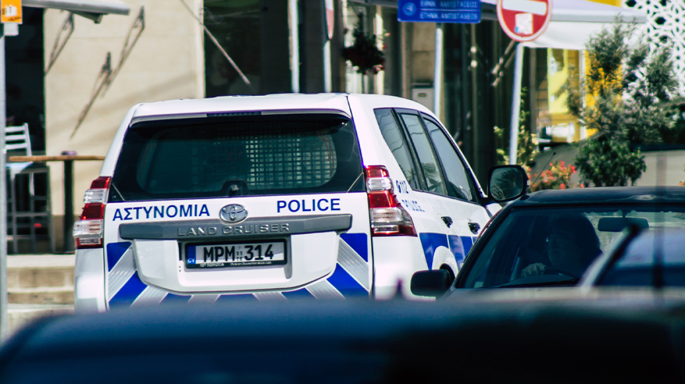 &Phi;&omega;&tau;&omicron;&gamma;&rho;ά&phi;&iota;&zeta;&alpha;&nu; &sigma;&tau;&rho;&alpha;&tau;&iota;&omega;&tau;&iota;&kappa;έ&sigmaf; &epsilon;&gamma;&kappa;&alpha;&tau;&alpha;&sigma;&tau;ά&sigma;&epsilon;&iota;&sigmaf; &sigma;&tau;&omicron; &Alpha;&upsilon;&gamma;ό&rho;&omicron;&upsilon; - &Alpha;&pi;&epsilon;&lambda;ά&theta;&eta;&kappa;&alpha;&nu; έ&xi;&iota; ά&tau;&omicron;&mu;&alpha;