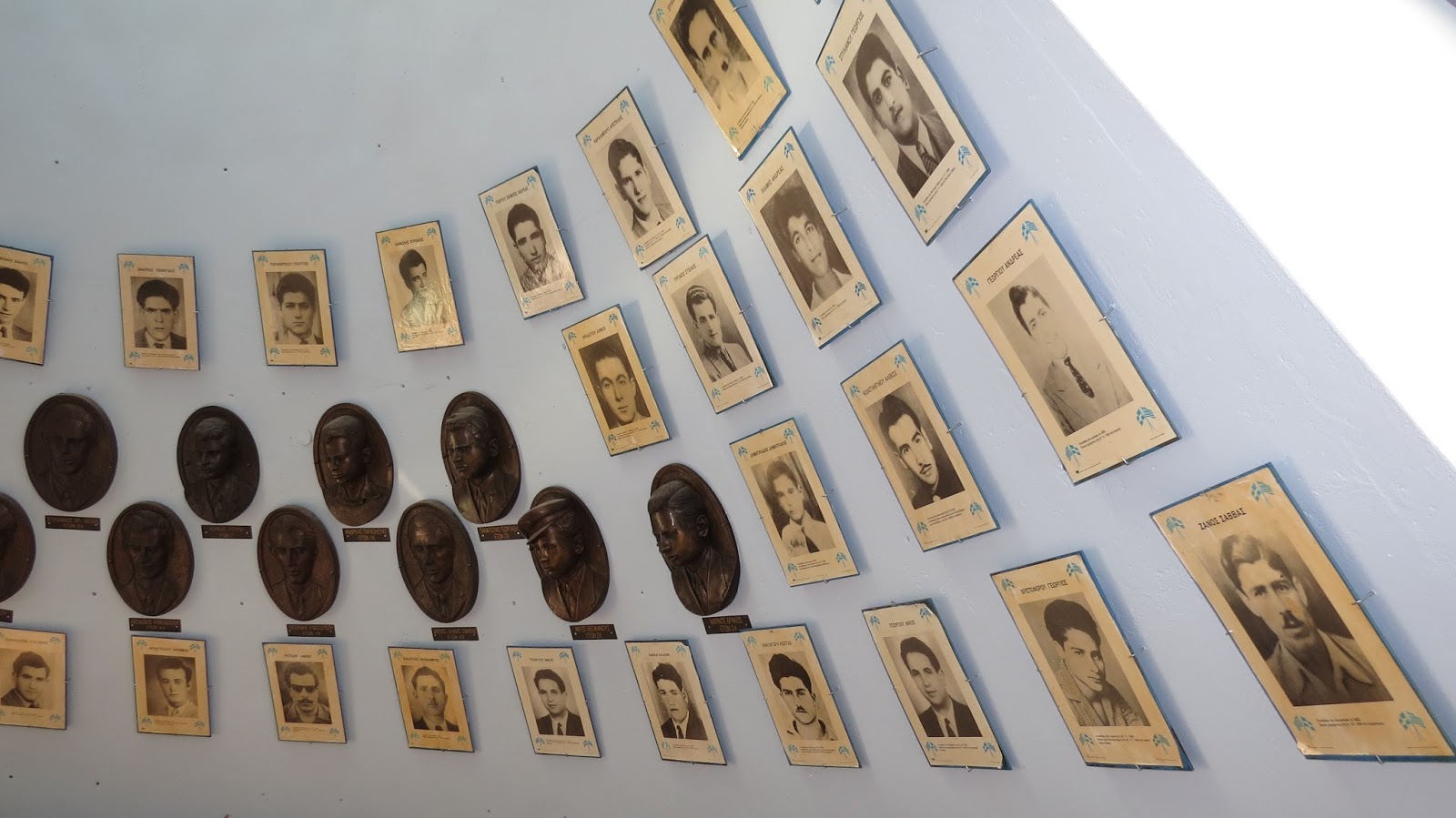 &Mu;&nu;&eta;&mu;&epsilon;ί&omicron; &Eta;&rho;ώ&omega;&nu; &Epsilon;&Omicron;&Kappa;&Alpha;: &Epsilon;&kappa;&epsilon;ί &pi;&omicron;&upsilon; &zeta;&omicron;&upsilon;&nu; &omicron;&iota; &alpha;&lambda;&eta;&theta;&iota;&nu;&omicron;ί &pi;&rho;&omega;&tau;&alpha;&gamma;&omega;&nu;&iota;&sigma;&tau;έ&sigmaf; &tau;&eta;&sigmaf; &iota;&sigma;&tau;&omicron;&rho;ί&alpha;&sigmaf; (vid)