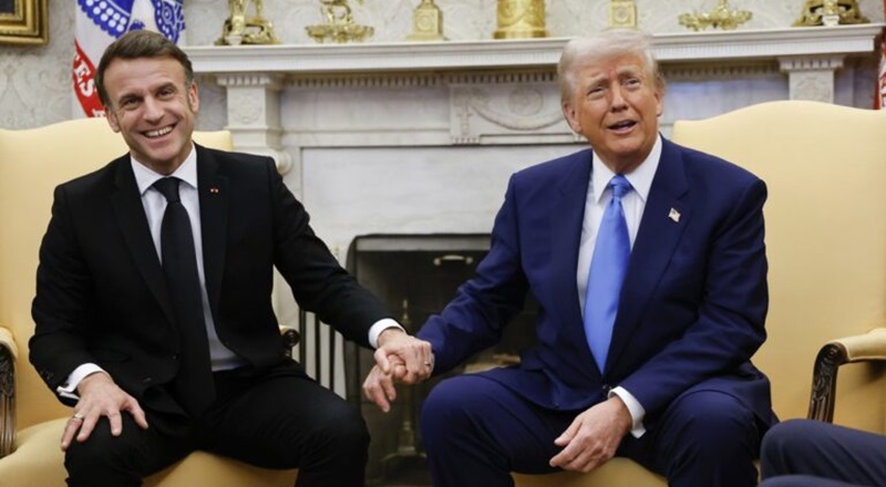 &Tau;&rho;&alpha;&mu;&pi; &chi;&lambda;&epsilon;&upsilon;ά&zeta;&epsilon;&iota; &Mu;&alpha;&kappa;&rho;ό&nu;: &Eta; &sigma;ύ&zeta;&upsilon;&gamma;&omicron;&sigmaf; &tau;&omicron;&nu; &kappa;&alpha;&kappa;&omicron;&mu;&epsilon;&tau;&alpha;&chi;&epsilon;&iota;&rho;ί&zeta;&epsilon;&tau;&alpha;&iota;, &theta;&upsilon;&mu;ά&tau;&alpha;&iota; &tau;&omicron; &chi;&alpha;&sigma;&tau;&omicron;ύ&kappa;&iota;