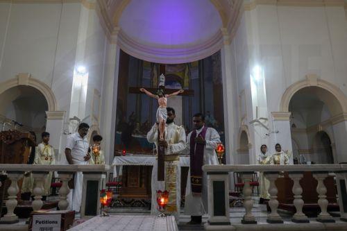 &Nu;&tau;&omicron;&upsilon;&mu;&pi;ά&iota;: &Omicron;&iota; &lambda;&epsilon;&iota;&tau;&omicron;&upsilon;&rho;&gamma;ί&epsilon;&sigmaf; &gamma;&iota;&alpha; &tau;&omicron; &Pi;ά&sigma;&chi;&alpha; &alpha;&kappa;&upsilon;&rho;ώ&theta;&eta;&kappa;&alpha;&nu; &mu;έ&chi;&rho;&iota; &nu;&epsilon;&omega;&tau;έ&rho;&alpha;&sigmaf;