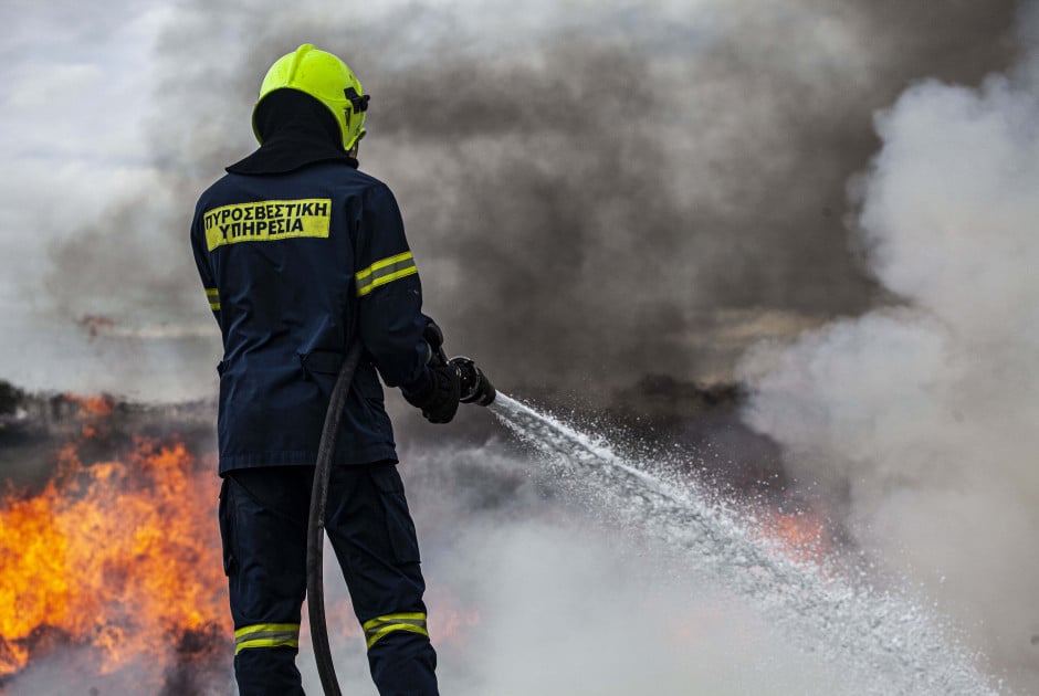 Στις φλόγες καφετέρια στην Πάφο – Ζημιές στην πρόσοψη