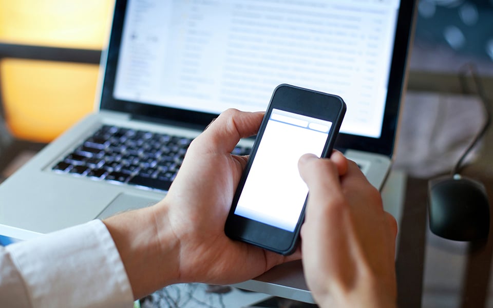 &Beta;&omicron;&upsilon;&lambda;&epsilon;&upsilon;&tau;&iota;&kappa;έ&sigmaf;: &Pi;&alpha;&rho;ά&pi;&omicron;&nu;&alpha; &gamma;&iota;&alpha; &pi;&rho;&omicron;&epsilon;&kappa;&lambda;&omicron;&gamma;&iota;&kappa;ά &mu;&eta;&nu;ύ&mu;&alpha;&tau;&alpha;-&laquo;&Tau;&alpha; &kappa;ό&mu;&mu;&alpha;&tau;&alpha; &phi;έ&rho;&omicron;&upsilon;&nu; &tau;&eta;&nu; &epsilon;&upsilon;&theta;ύ&nu;&eta;&raquo;