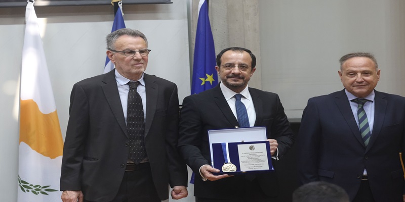 &Pi;&tau;&Delta;: &Sigma;&tau;&omicron; &kappa;&alpha;&lambda;ύ&tau;&epsilon;&rho;&omicron; &sigma;&eta;&mu;&epsilon;ί&omicron; &omicron;&iota; &sigma;&chi;έ&sigma;&epsilon;&iota;&sigmaf; &Kappa;ύ&pi;&rho;&omicron;&upsilon;-&Epsilon;&lambda;&lambda;ά&delta;&alpha;&sigmaf; (&Beta;&Iota;&Nu;&Tau;&Epsilon;&Omicron;)