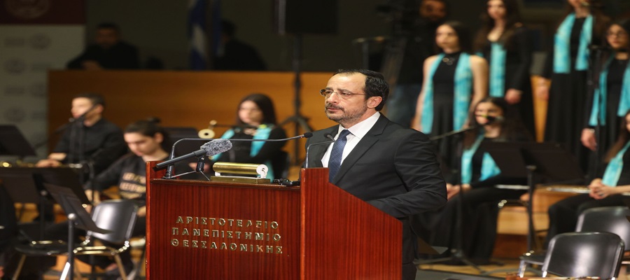 &Sigma;&tau;&eta;&nu; &pi;&alpha;&rho;&omicron;&upsilon;&sigma;ί&alpha; &tau;&omicron;&upsilon; &Pi;&tau;&Delta; &eta; &epsilon;&kappa;&delta;ή&lambda;&omega;&sigma;&eta; &laquo;&Sigma;&tau;&alpha; &beta;ή&mu;&alpha;&tau;&alpha; &tau;&omega;&nu; &Eta;&rho;ώ&omega;&nu;&raquo; &sigma;&tau;&omicron; &Pi;&alpha;&nu;. &Theta;&epsilon;&sigma;&alpha;&lambda;&lambda;&omicron;&nu;ί&kappa;&eta;&sigmaf;