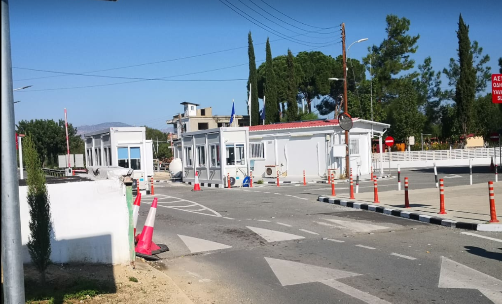 Τ/κ καρφώθηκε σε όχημα για να αποφύγει το Τελωνείο- Έκρυβε παράνομο μετανάστη