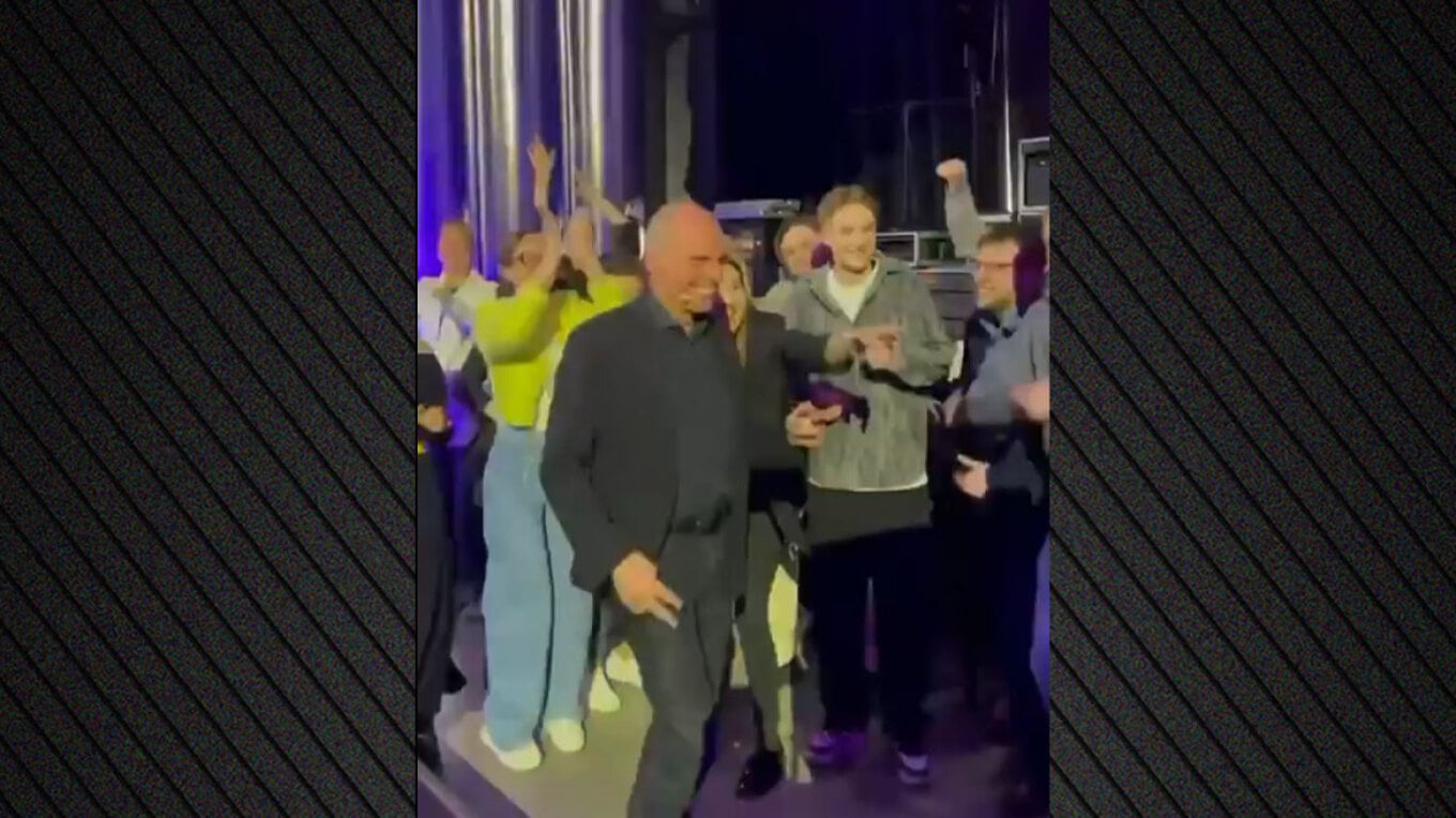 Ο Γιάνης Βαρουφάκης χορεύει στη Μόσχα techno τραγούδι με το όνομά του (ΒΙΝΤΕΟ)