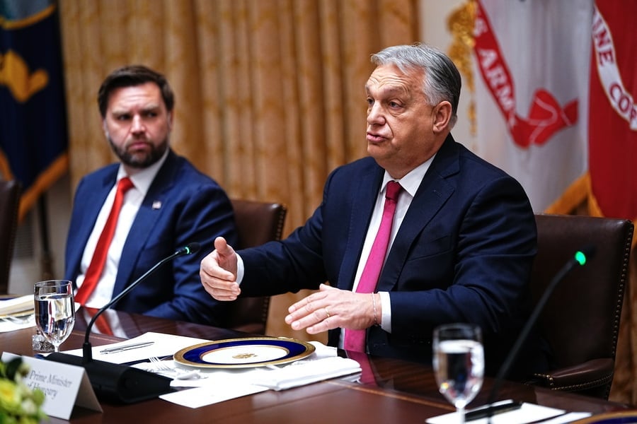 Βανς: Πλέκει το εγκώμιο του Ορμπάν λίγες ημέρες πριν από τις βουλευτικές