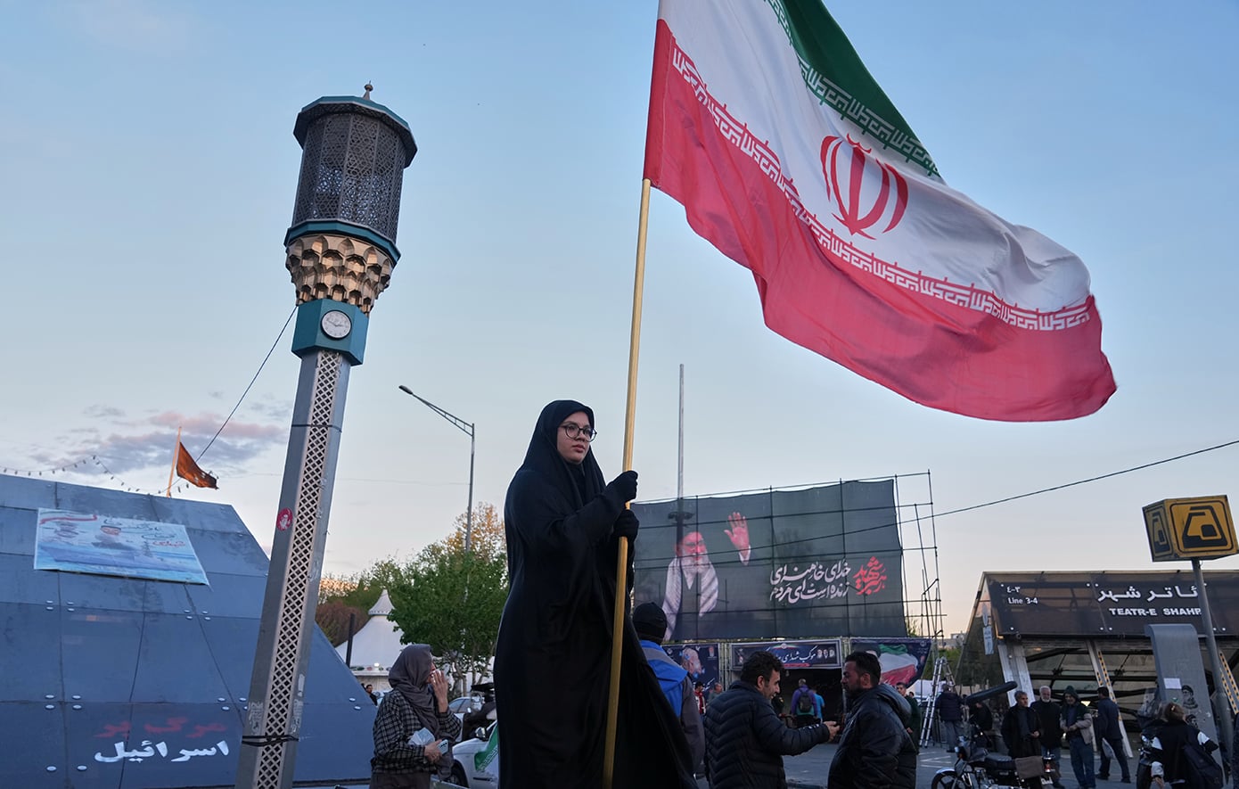 &Iota;&rho;&alpha;&nu;ό&sigmaf; &pi;&rho;έ&sigma;&beta;&eta;&sigmaf; &sigma;&tau;&omicron;&nu; &Omicron;&Eta;&Epsilon;: &Beta;&alpha;&theta;&iota;ά &alpha;&nu;&epsilon;ύ&theta;&upsilon;&nu;&eta; &kappa;&alpha;&iota; &alpha;&nu;&eta;&sigma;&upsilon;&chi;&eta;&tau;&iota;&kappa;ή &eta; &rho;&eta;&tau;&omicron;&rho;&iota;&kappa;ή &Tau;&rho;&alpha;&mu;&pi;