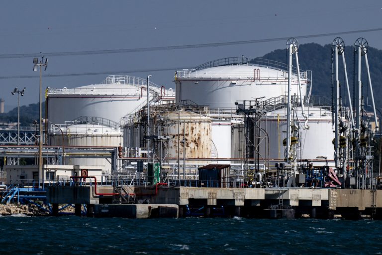 &Pi;&epsilon;&tau;&rho;έ&lambda;&alpha;&iota;&omicron;: &Pi;&tau;ώ&sigma;&eta; &sigma;&tau;&iota;&sigmaf; &tau;&iota;&mu;έ&sigmaf; &tau;&omicron;&upsilon; &mu;&epsilon;&tau;ά &tau;&eta;&nu; &alpha;&nu;&alpha;&kappa;&omicron;ί&nu;&omega;&sigma;&eta; &Tau;&rho;&alpha;&mu;&pi; &gamma;&iota;&alpha; &kappa;&alpha;&tau;ά&pi;&alpha;&upsilon;&sigma;&eta; &pi;&upsilon;&rho;ό&sigmaf;