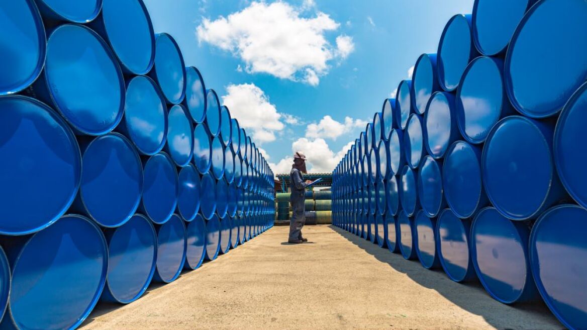 Η τιμή του πετρελαίου έπεσε κάτω από τα 100 δολάρια