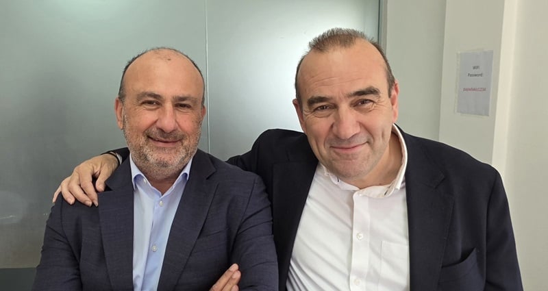 Ά&lambda;&mu;&alpha;: &Epsilon;&kappa;&tau;ό&sigmaf; &psi;&eta;&phi;&omicron;&delta;&epsilon;&lambda;&tau;ί&omicron;&upsilon; &omicron; &Sigma;&tau;&upsilon;&lambda;&iota;&alpha;&nu;ί&delta;&eta;&sigmaf;, &sigma;&tau;έ&kappa;&epsilon;&tau;&alpha;&iota; &sigma;&tau;&omicron; &pi;&lambda;&epsilon;&upsilon;&rho;ό &tau;&omicron;&upsilon; &Pi;&alpha;&pi;&alpha;&delta;ά&kappa;&eta;