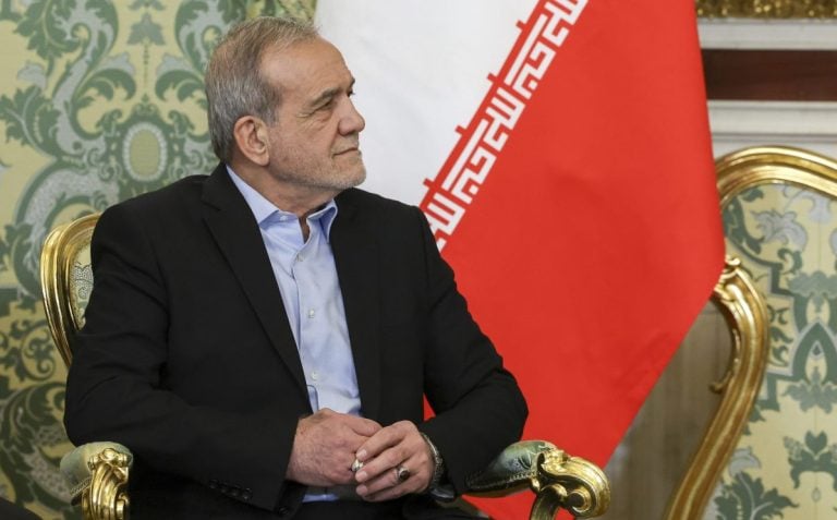 &Pi;&rho;ό&epsilon;&delta;&rho;&omicron;&sigmaf; &Iota;&rho;ά&nu;: &Beta;&alpha;&sigma;&iota;&kappa;ή &pi;&rho;&omicron;ϋ&pi;ό&theta;&epsilon;&sigma;&eta; &eta; &kappa;&alpha;&tau;ά&pi;&alpha;&upsilon;&sigma;&eta; &pi;&upsilon;&rho;ό&sigmaf; &sigma;&tau;&omicron;&nu; &Lambda;ί&beta;&alpha;&nu;&omicron;