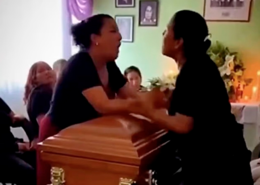 Μεξικό: Καβγάς 2 γυναικών πάνω από φέρετρο, για «τα μάτια» του εκλιπόντα (VID)