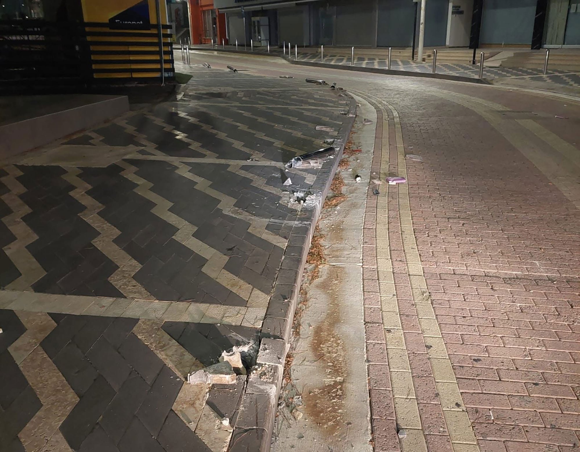 ΦΩΤΟ: Προσέκρουσε σε πασσάλους και εξαφανίστηκε-Καταγγέλθηκε από την Αστυνομία