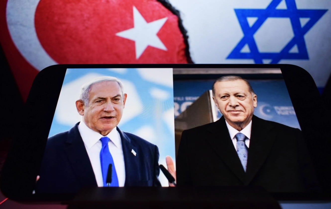 &Sigma;&phi;&omicron;&delta;&rho;ή &epsilon;&pi;ί&theta;&epsilon;&sigma;&eta; &Nu;&epsilon;&tau;&alpha;&nu;&iota;ά&chi;&omicron;&upsilon; &sigma;&epsilon; &Epsilon;&rho;&nu;&tau;&omicron;&gamma;ά&nu;: &laquo;&Sigma;&phi;ά&zeta;&epsilon;&iota; &tau;&omicron;&upsilon;&sigmaf; &Kappa;&omicron;ύ&rho;&delta;&omicron;&upsilon;&sigmaf; &pi;&omicron;&lambda;ί&tau;&epsilon;&sigmaf; &tau;&omicron;&upsilon;&raquo;