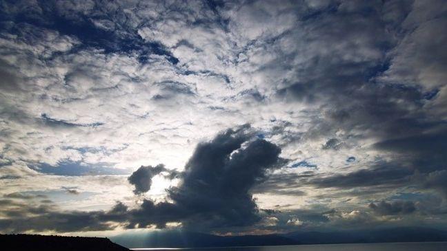 Πάσχα με αυξημένες νεφώσεις και βροχές στα ορεινά