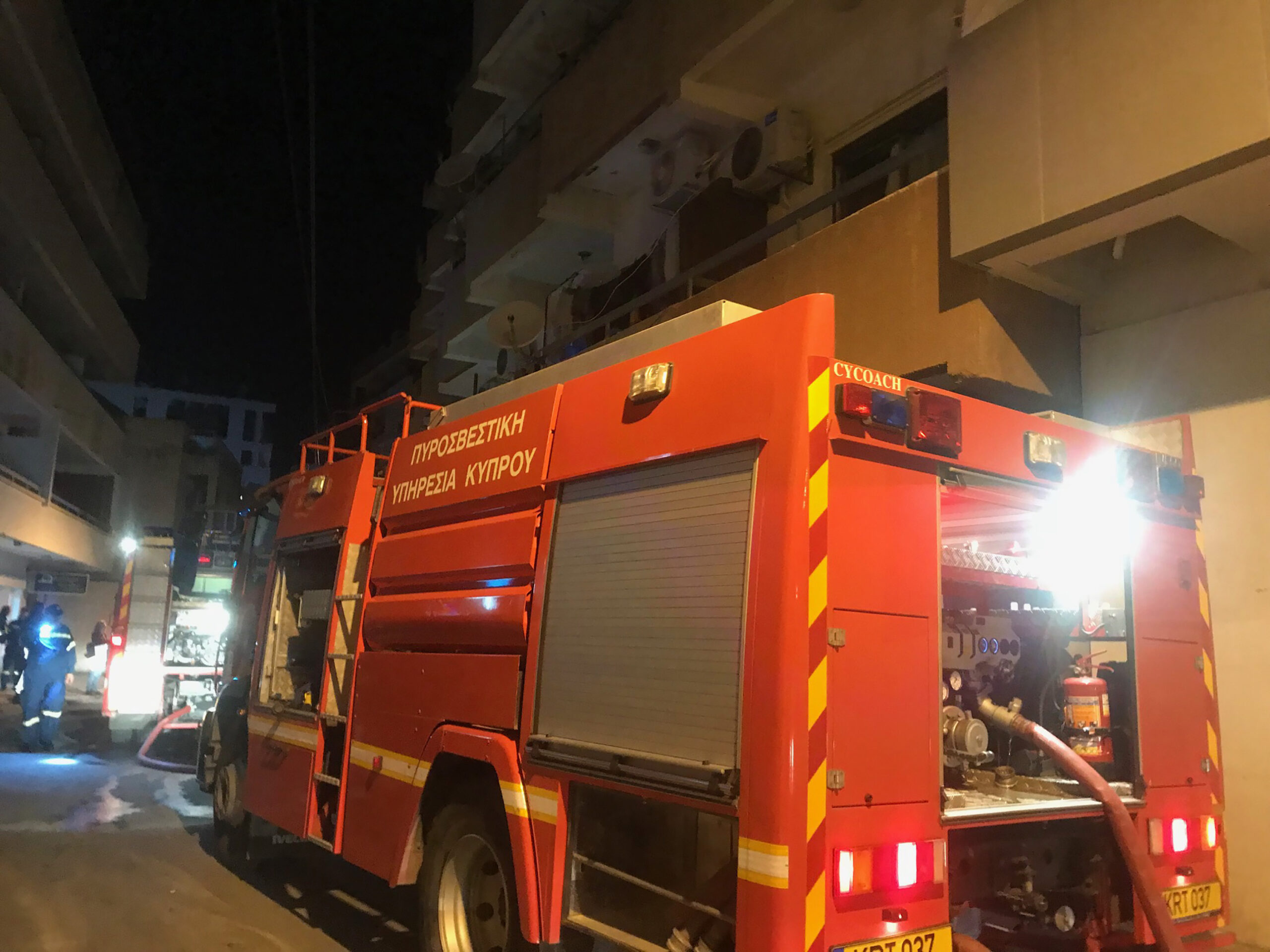 Φωτιές σε δύο σπίτια από αναμμένα κεριά – Στο νοσοκομείο δύο πρόσωπα