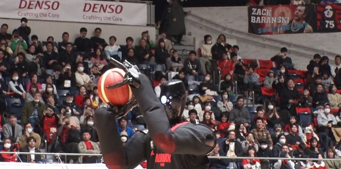 Ιαπωνία: Απίστευτες ικανότητες ανθρωποειδούς ρομπότ που παίζει μπάσκετ (vid)