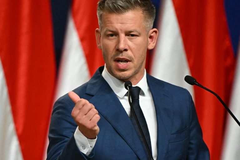 Politico: Πώς ο Μαγιάρ φιλοδοξεί να αποκαταστήσει τις σχέσεις Ουγγαρίας-ΕΕ