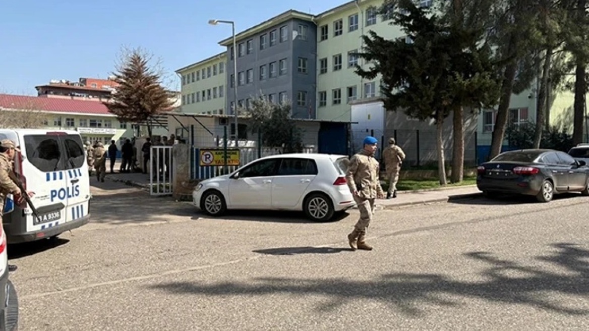 &Tau;&omicron;&upsilon;&rho;&kappa;ί&alpha;: Έ&nu;&omicron;&pi;&lambda;&eta; &epsilon;&pi;ί&theta;&epsilon;&sigma;&eta; &sigma;&epsilon; &sigma;&chi;&omicron;&lambda;&epsilon;ί&omicron; &mu;&epsilon; &delta;&epsilon;&kappa;ά&delta;&epsilon;&sigmaf; &tau;&rho;&alpha;&upsilon;&mu;&alpha;&tau;ί&epsilon;&sigmaf; &mu;&alpha;&theta;&eta;&tau;έ&sigmaf;