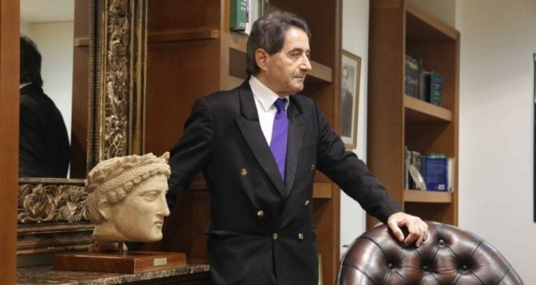 &Eta; &Alpha;&sigma;&tau;&upsilon;&nu;&omicron;&mu;ί&alpha; &pi;&alpha;&rho;έ&delta;&omega;&sigma;&epsilon; &sigma;&tau;&omicron;&nu; &Nu;ί&kappa;&omicron; &Kappa;&lambda;&eta;&rho;ί&delta;&eta; &tau;o έ&nu;&alpha; &alpha;&pi;ό &tau;&alpha; &tau;&rho;ί&alpha; &kappa;&iota;&nu;&eta;&tau;ά