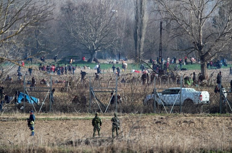 BBC: Η Ελλάδα στρατολογεί μασκοφόρους μετανάστες για επαναπροωθήσεις