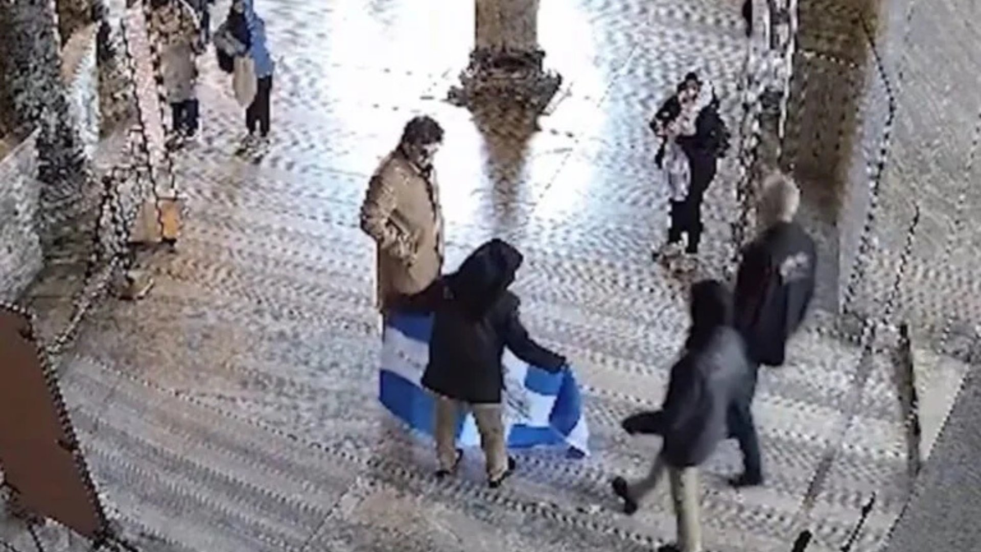 &Kappa;&rho;&alpha;&tau;&omicron;ύ&mu;&epsilon;&nu;&omicron;&iota; &omicron;&iota; Έ&lambda;&lambda;&eta;&nu;&epsilon;&sigmaf; &sigma;&tau;&eta;&nu; &Pi;ό&lambda;&eta; &mu;&epsilon;&tau;ά &tau;&omicron; &pi;&epsilon;&rho;&iota;&sigma;&tau;&alpha;&tau;&iota;&kappa;ό &mu;&epsilon; &tau;&eta; &sigma;&eta;&mu;&alpha;ί&alpha; &sigma;&epsilon; &Alpha;&gamma;.&Sigma;&omicron;&phi;&iota;ά