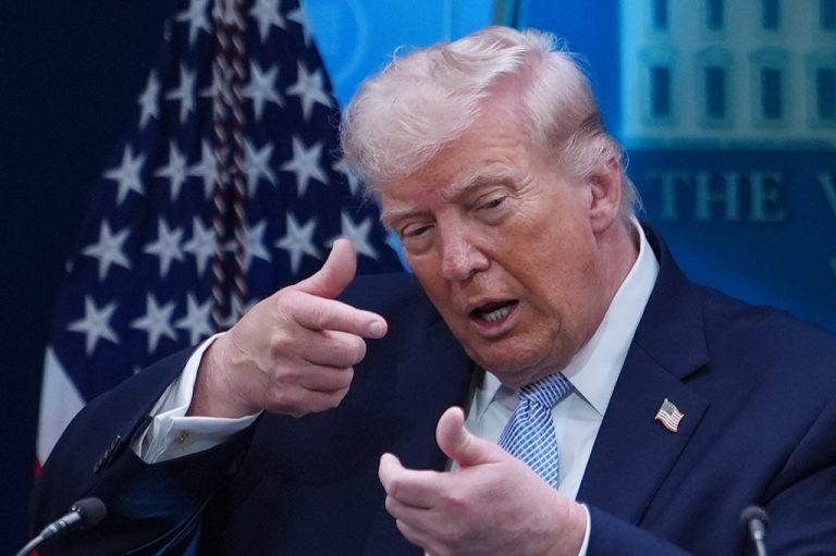 Ο Τραμπ απειλεί να υπαναχωρήσει από την εμπορική συμφωνία με τη Βρετανία