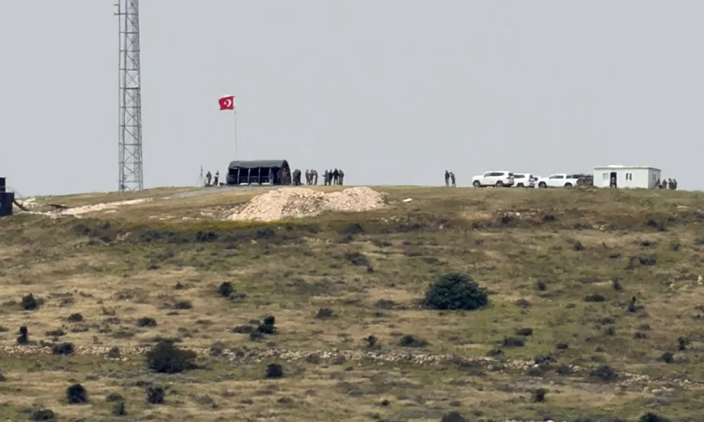 &Sigma;&iota;&nu;&tau;ί&kappa;: &Pi;&alpha;&rho;&alpha;&mu;έ&nu;&omicron;&upsilon;&mu;&epsilon; &pi;&alpha;&rho;ό&nu;&tau;&epsilon;&sigmaf; &sigma;&tau;&eta;&nu; &Pi;ύ&lambda;&alpha; &gamma;&iota;&alpha; &tau;&eta; &delta;&iota;&alpha;&tau;ή&rho;&eta;&sigma;&eta; &tau;&omicron;&upsilon; status quo