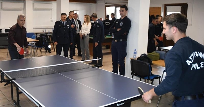 &Phi;&Omega;&Tau;&Omicron;: Έ&pi;&alpha;&iota;&xi;&epsilon; ping pong &kappa;&alpha;&iota; &sigma;&upsilon;&zeta;ή&tau;&eta;&sigma;&epsilon; &mu;&epsilon; &sigma;&pi;&omicron;&upsilon;&delta;&alpha;&sigma;&tau;έ&sigmaf; &tau;&eta;&sigmaf; &Alpha;&sigma;&tau;&upsilon;&nu;&omicron;&mu;ί&alpha;&sigmaf; &omicron; &Phi;&upsilon;&tau;&iota;&rho;ή&sigmaf;