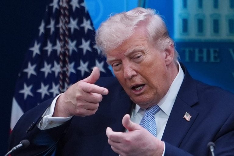 &Omicron; &Tau;&rho;&alpha;&mu;&pi; &chi;&alpha;&rho;&alpha;&kappa;&tau;&eta;&rho;ί&zeta;&epsilon;&iota; &tau;&omicron;&nu; &pi;ό&lambda;&epsilon;&mu;&omicron; &epsilon;&nu;&alpha;&nu;&tau;ί&omicron;&nu; &tau;&omicron;&upsilon; &Iota;&rho;ά&nu; &laquo;&mu;&iota;&kappa;&rho;ή &pi;&alpha;&rho;ά&kappa;&alpha;&mu;&psi;&eta;&raquo;