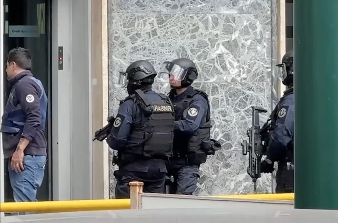 Κινηματογραφική ληστεία στη Νάπολη - Οι δράστες φορούσαν μάσκες ηθοποιών (VID)