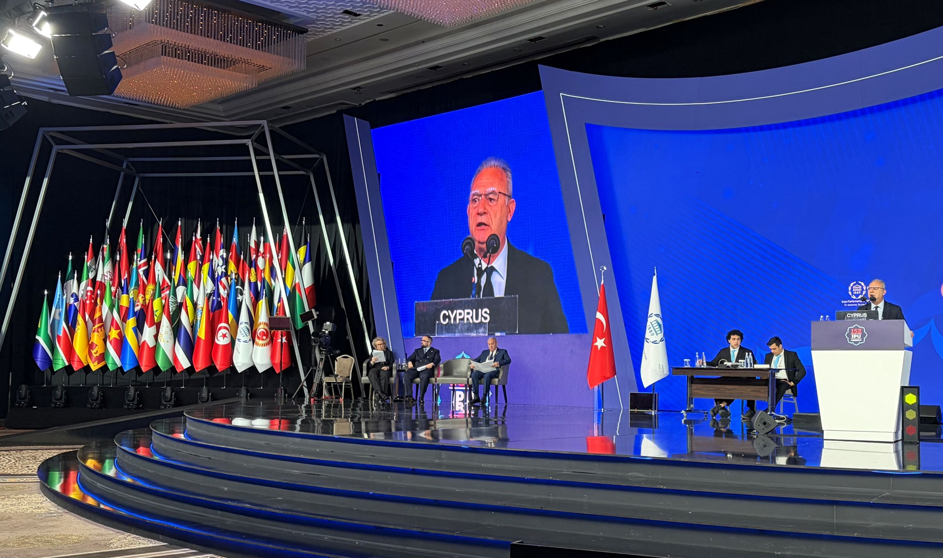 &Alpha;&beta;έ&rho;&omega;&phi; &sigma;&tau;&eta;&nu; &Kappa;&omega;&nu;&sigma;&tau;&alpha;&nu;&tau;&iota;&nu;&omicron;ύ&pi;&omicron;&lambda;&eta;: &Alpha;&nu;&omicron;&iota;&kappa;&tau;έ&sigmaf; &pi;&lambda;&eta;&gamma;έ&sigmaf; &alpha;&gamma;&nu;&omicron;&omicron;ύ&mu;&epsilon;&nu;&omicron;&iota; &kappa;&alpha;&iota; &epsilon;&gamma;&kappa;&lambda;&omega;&beta;&iota;&sigma;&mu;έ&nu;&omicron;&iota;